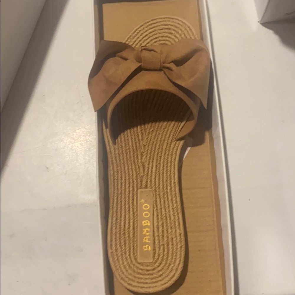 Cute sandal with bow.  Size 9(35)